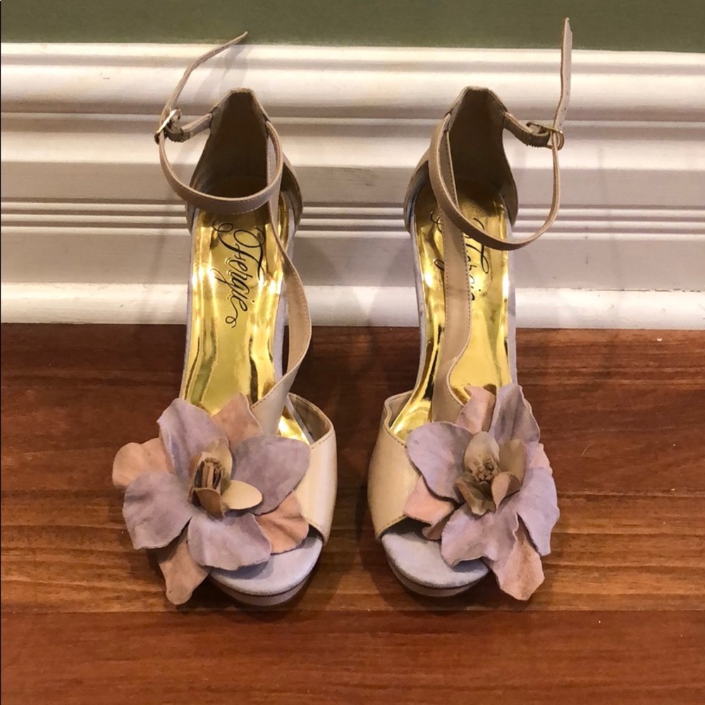 Wedge sandal with flower appliqué